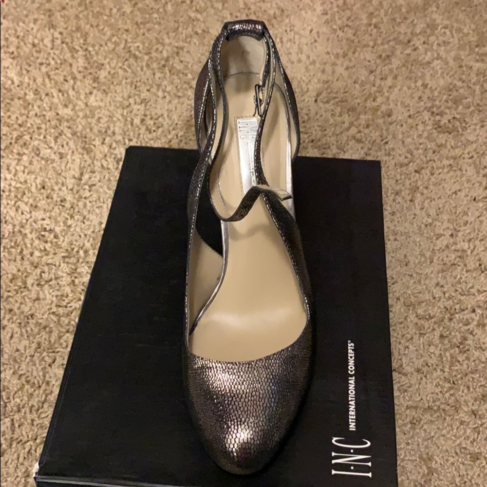 I.N.C. Pumps